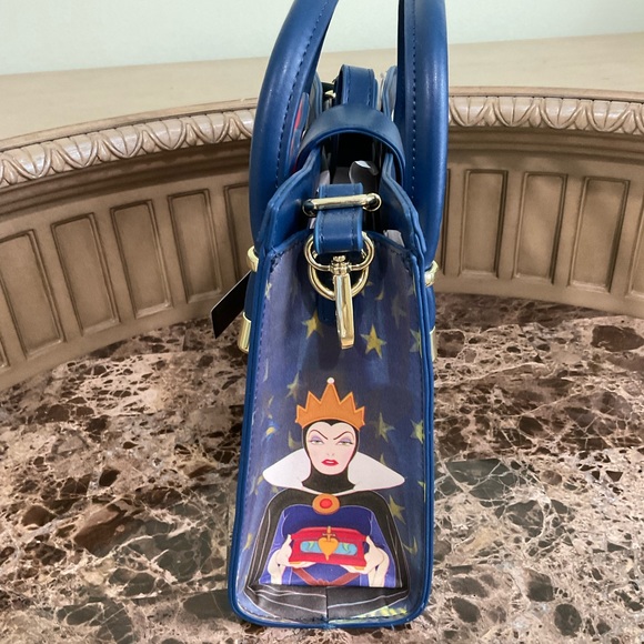 👛Disney Loungefly Snow White and the Seven Dwarfs Crossbody Bag - Picture 5 of 10